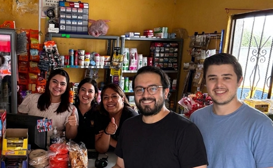 Equipo TuTi con las dueñas de una tiendita de barrio